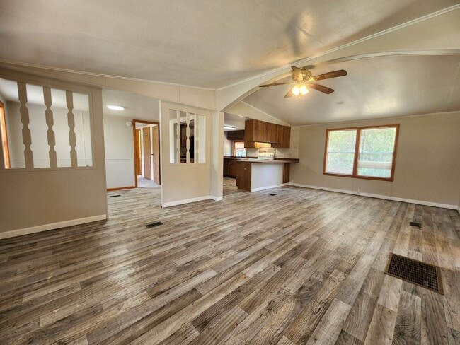 Building Photo - 3 bed, 2 bath on 1/3 Acre of FENCED land.