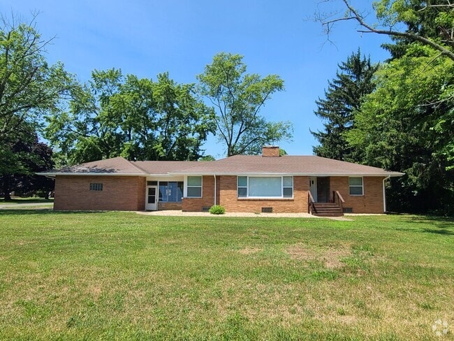 Building Photo - Spacious 4-Bed, 2-Bath Updated Home in Ben...