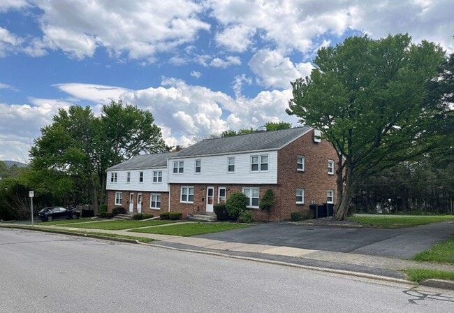 Building Photo - Crestmont Avenue Townhome!