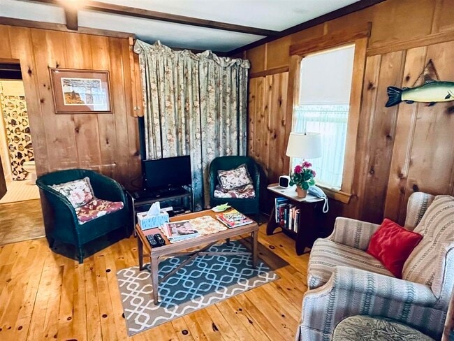 Photo - 17 Pasquaney Ln