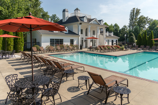 Piscina estilo de centro turístico - Swift Creek Commons Apartments