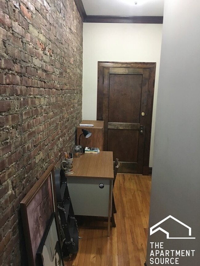 Photo - 4755 N Sawyer Ave Unidad 2H