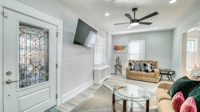 Photo - 8 N Nashville Ave Unit 2