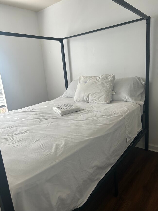 Bedroom fully Furnished - 5914 Cassie Dr