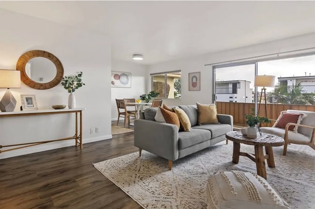 Building Photo - 525 N Sycamore Ave Unit 426