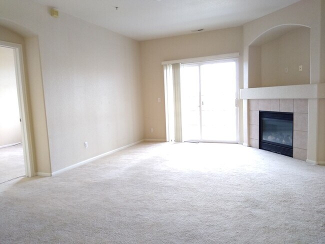 Photo - Super Fly 1 Bedroom with Large Study, 1 1/... Unit 717