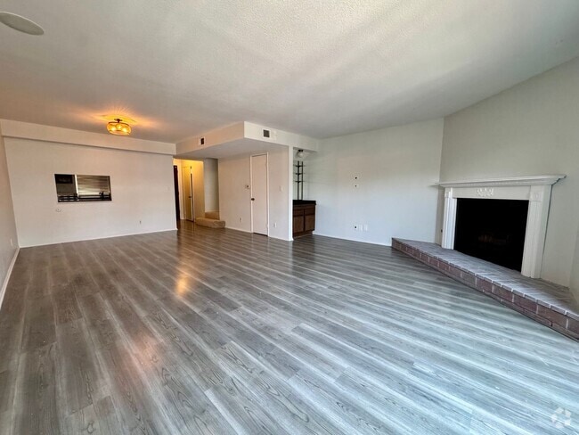 Building Photo - Light and Bright Townhouse-style condo in ... Unit 3
