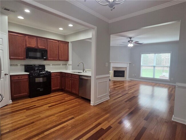 Photo - 2720 Beynon Ln NE