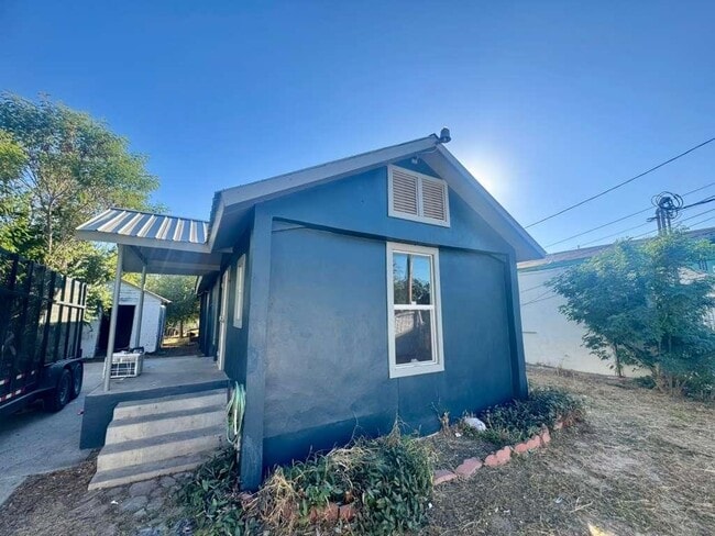 Building Photo - 915 Rosario St