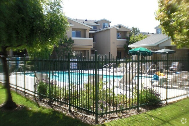Building Photo - 2 bd, 2 ba. Townhouse with Proximity to We...