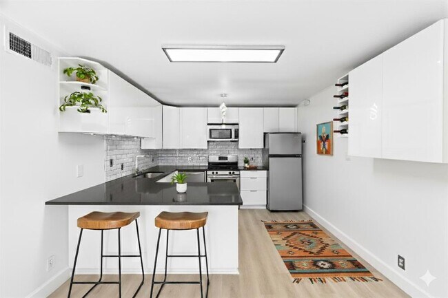 Photo - 1304 Summit St Unit 102