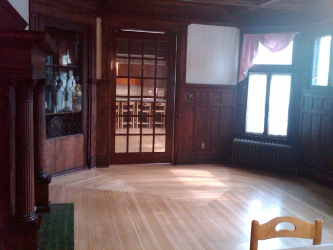 livingroom w gasfireplace working - 629 W South St Unit 4