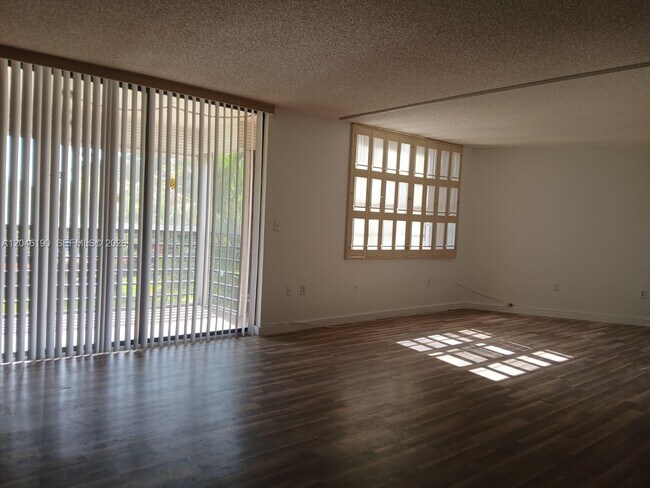 Photo - 1300 St Charles Pl Unidad 222