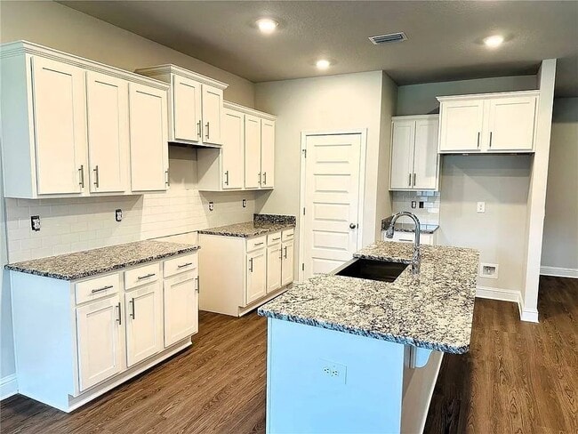 Photo - 1557 Redland St N