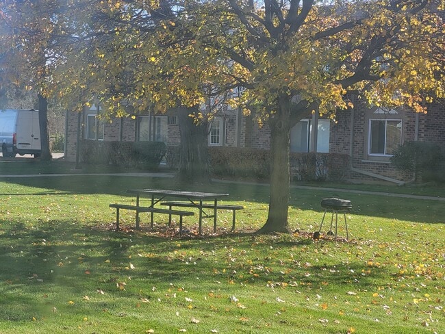 Courtyard - 16W470 Lake Dr Unit 16W481 Lake Dr. #24-103