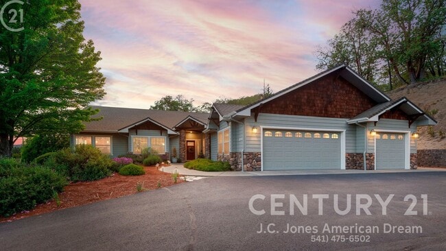 Building Photo - NW Grants Pass, Class, Style and Views!!!