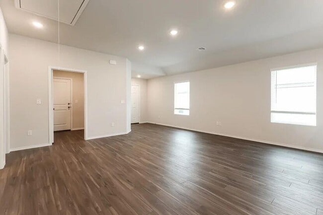 2009 Dogwood Dr