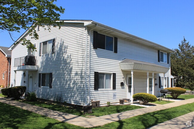 Building Photo - 10S420 Echo Ln Unit 4 Rental