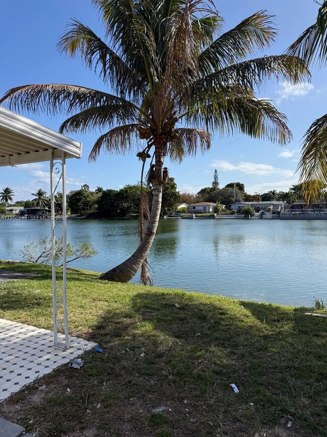 Building Photo - 1054-1058-1058 SW 2nd St Unit 1056