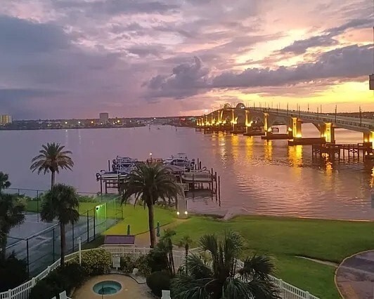 Building Photo - 100 Silver Beach Ave