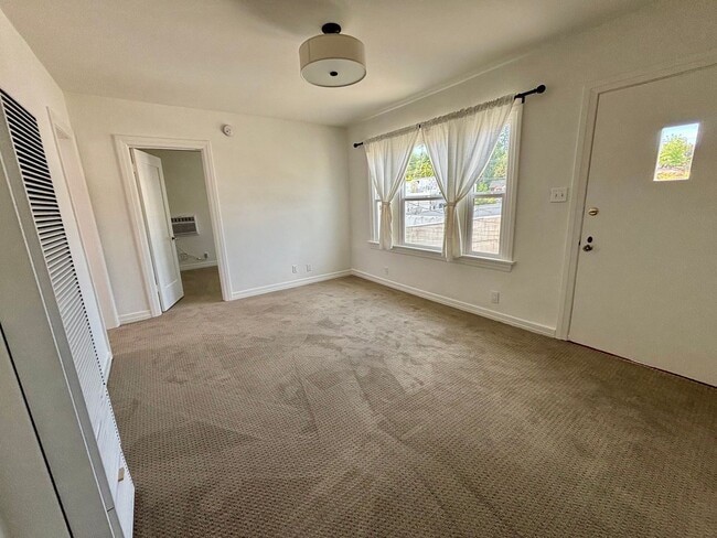 Photo - 2809-2821.5-28215 Rowena Ave Unit 2813  1/2