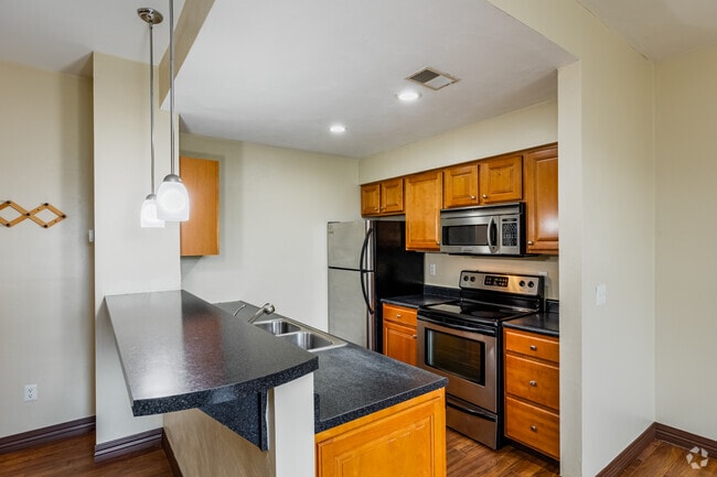 2BR, 1BA - 895SF - Kitchen - Live South Side