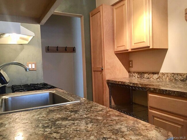 Photo - 8 Colonial Rd Unit 0