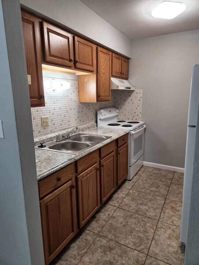 Bright kitchen - 212 N 44th St Apartments