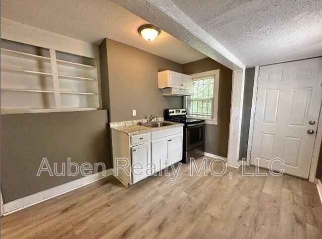 Photo - 2905 E 61st St