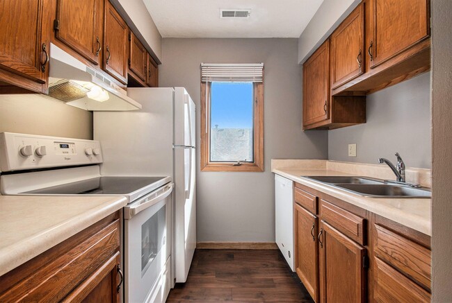 Omaha, NE Woodland Pines Apartments |Kitchen