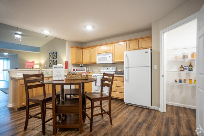 2BR, 2BA - 1294 SF - Madera forestal - Redwood Delaware