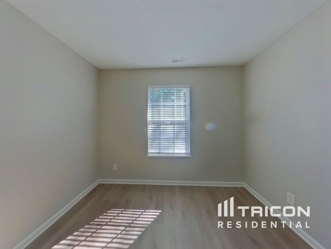 Photo - 925 Schofield Ln