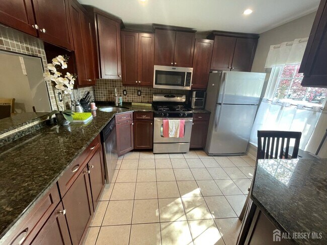 Photo - 399 Hadleigh Ln