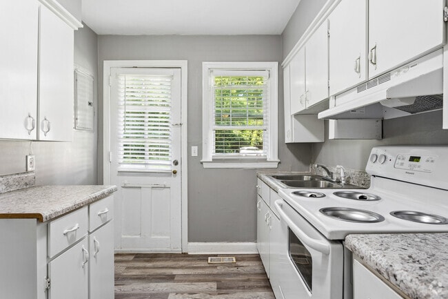 1BR, 1BA - 680SF - Kitchen - Historic Brookwood Apartments