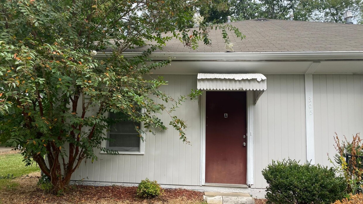 Entrance - 305 Old West Point Rd (Starkville, MS)