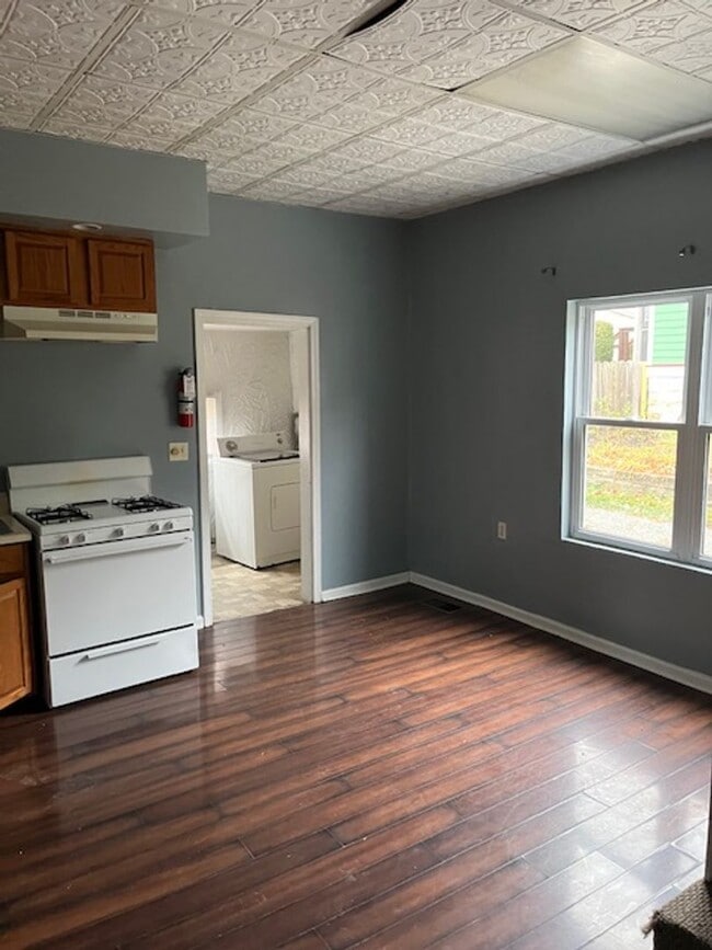 Photo - Cozy Multi-Level Living Close to Downtown