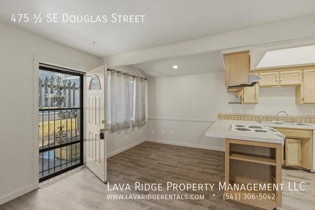 Photo - 475 SE Douglas St