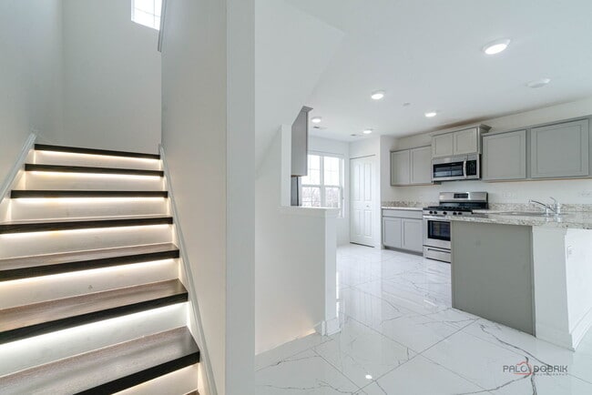 Photo - 667 W Hickory St