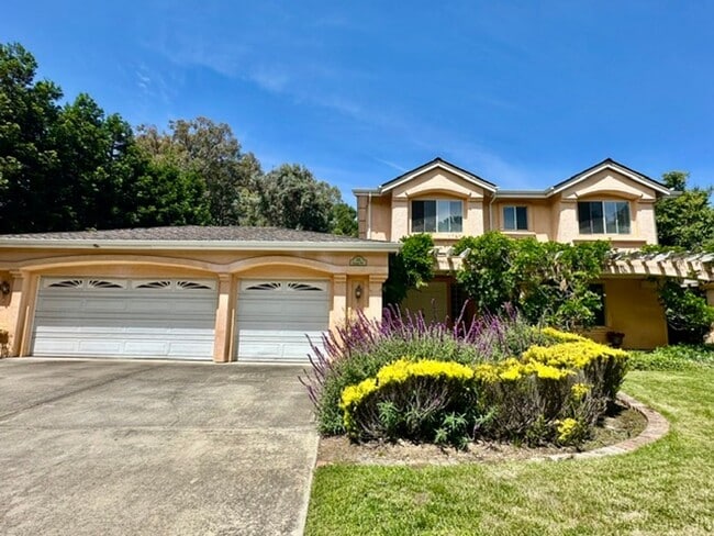 Building Photo - Los Gatos 4 Bedroom Spacious Home in Great Neighborhood With Pool!