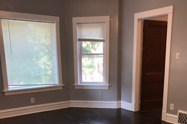 Living Room - 5027 W Sunnyside Ave Unit 2