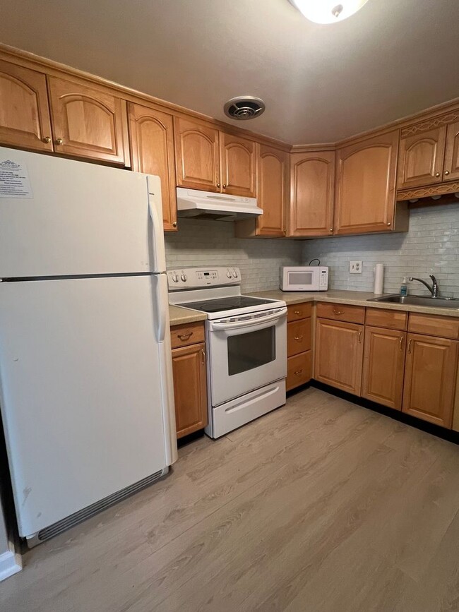 Photo - RENOVATED  2 LEVEL TOWNHOUSE WITH UPDATED ...