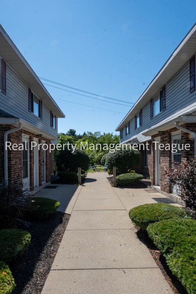 Building Photo - 32B Pine Ln Unit Pine Street Rental
