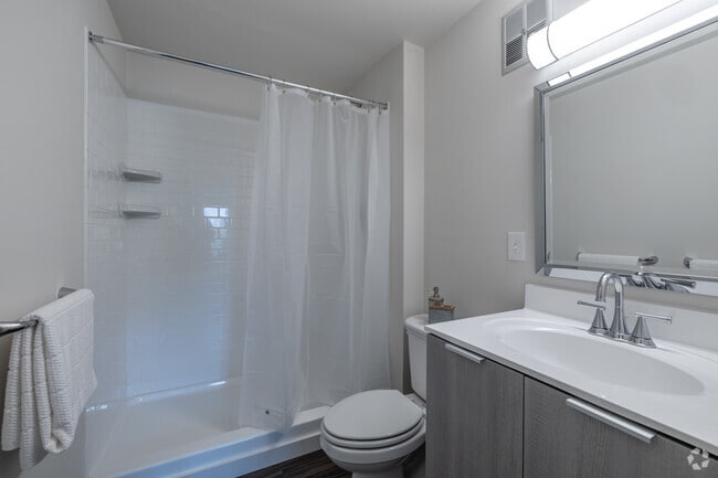 Baño completo - Center Square Apartments