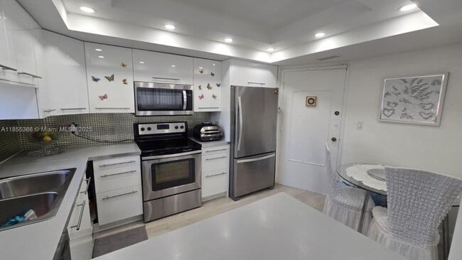 Building Photo - 2 bedroom in North Miami Beach FL 33179 Rental