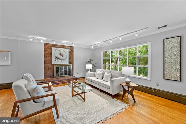 Photo - 3035 Hazelton St