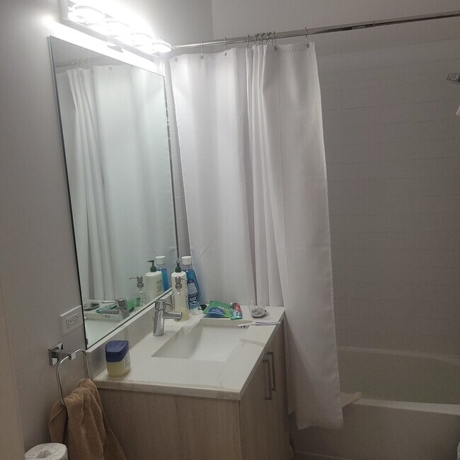 Photo - 2443 N Western Ave Unidad 401