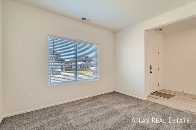 Photo - 883 Emerald Lakes St