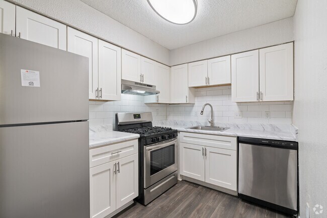 1BR, 1BA - 900SF - Kitchen - Mirador at Idlewood