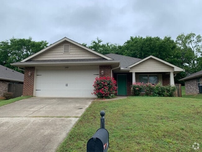Building Photo - COMING SOON 8/8/25-BEAUTIFUL 4/2 BRICK HOM... Rental