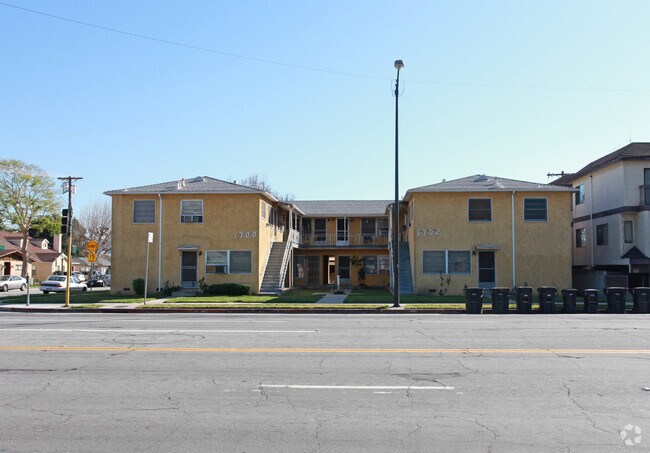 1700-1702 W Victory Blvd